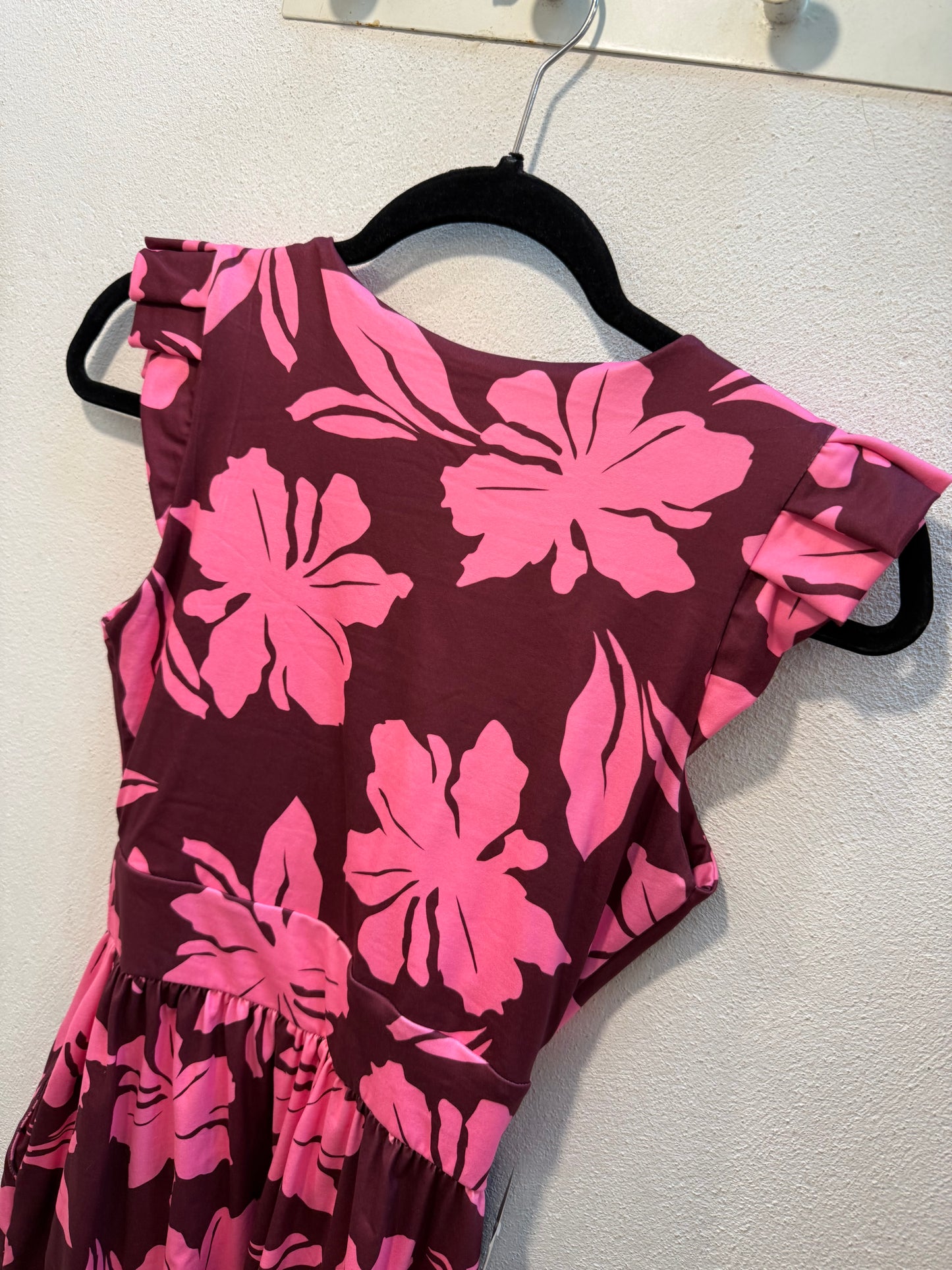00845 Vestido Julie con Bolsas Estampado Flores Fucsia y Vino