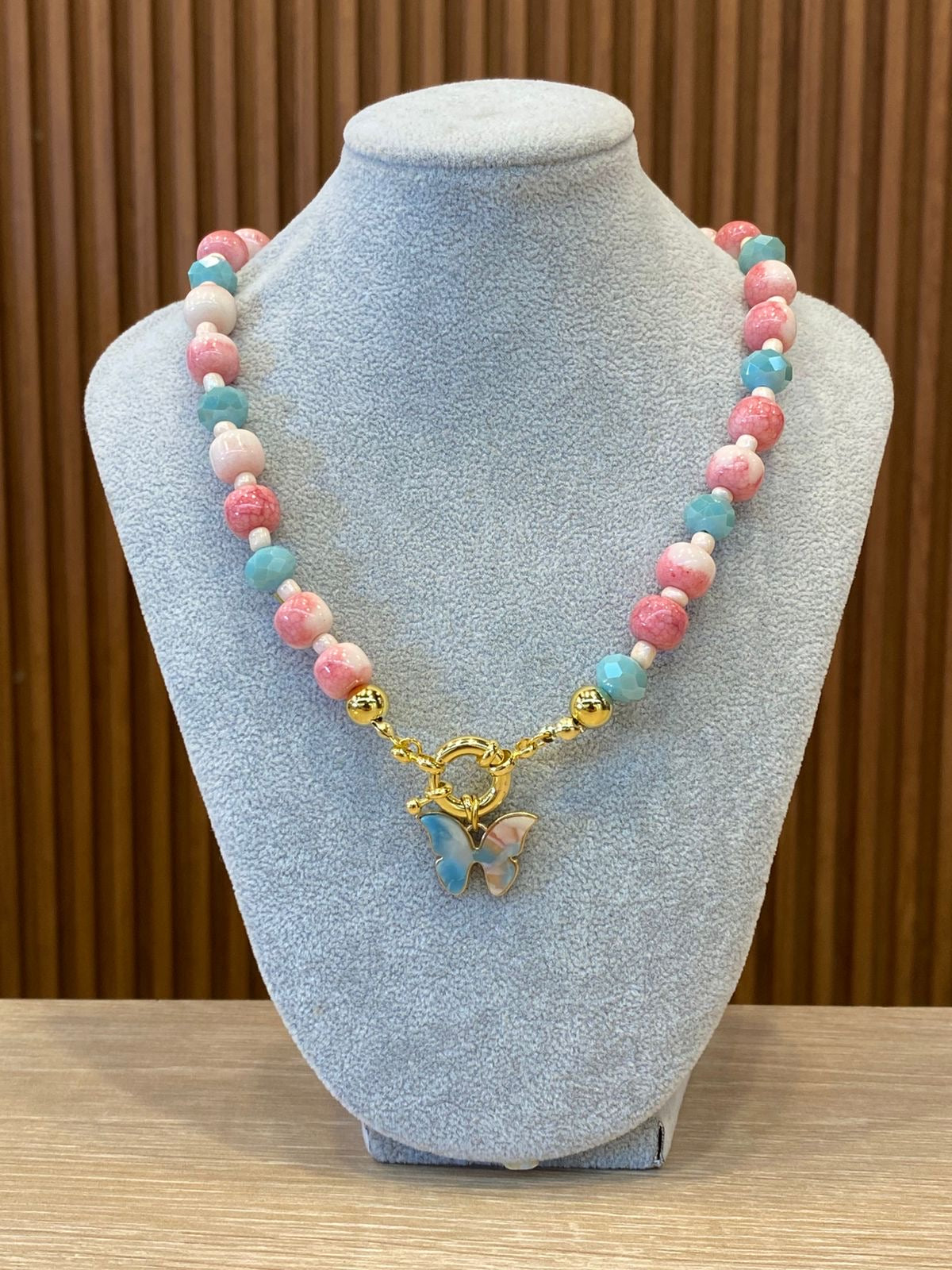 00318 Collar Piedras Acrílico y Mariposa