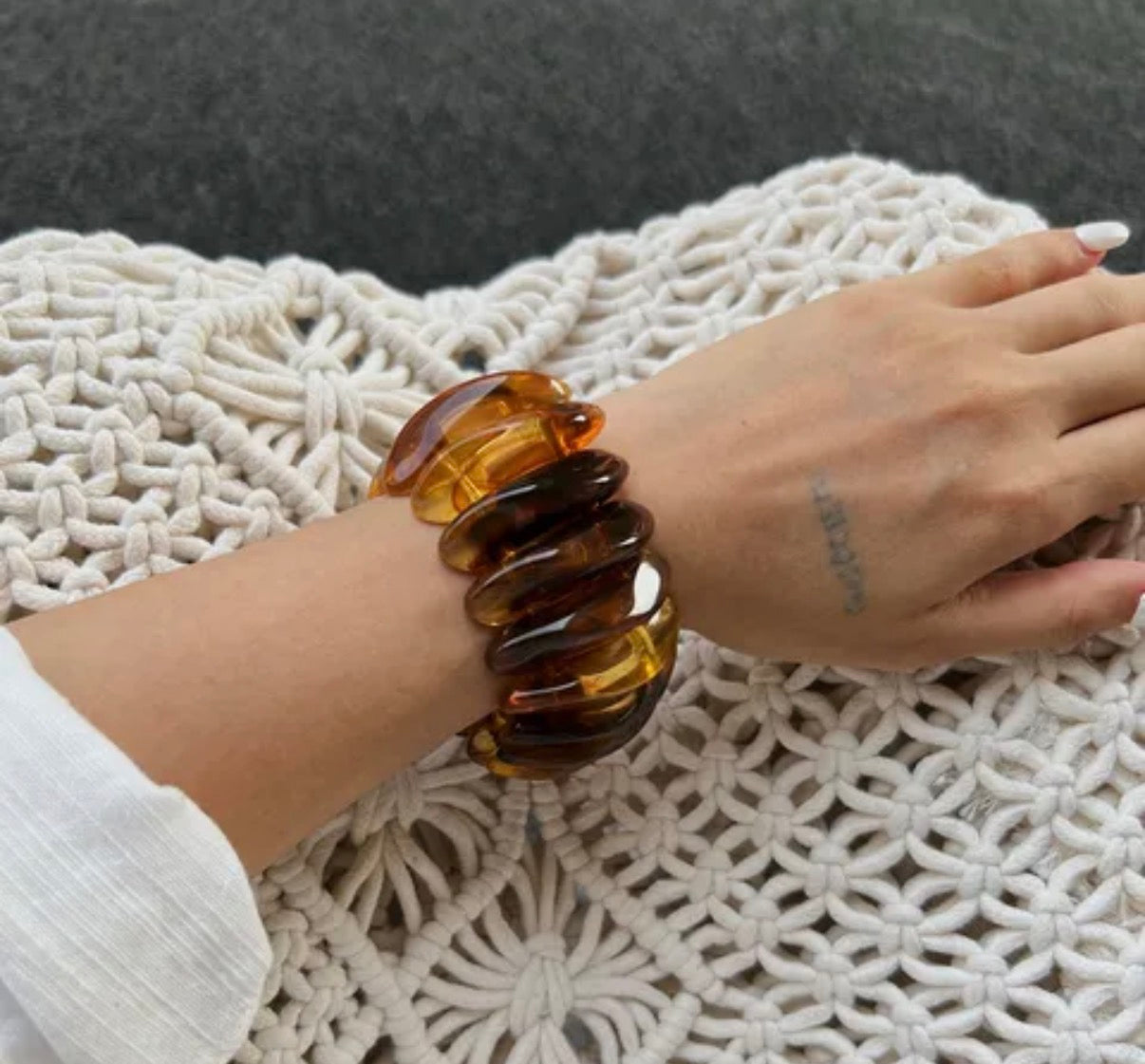 00213 Pulsera resina marrón irregular