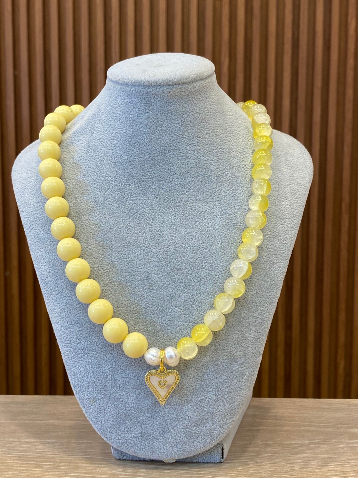 00315 Collar Acrílico Piedras y Perlas Amarillo