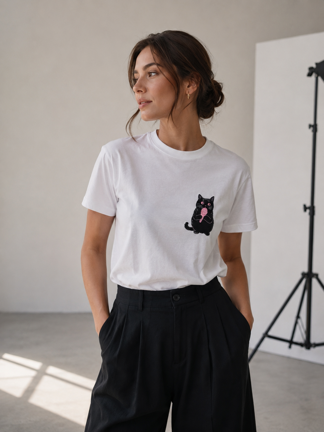 00564 Blusa Blanca con  Gato Negro Helado