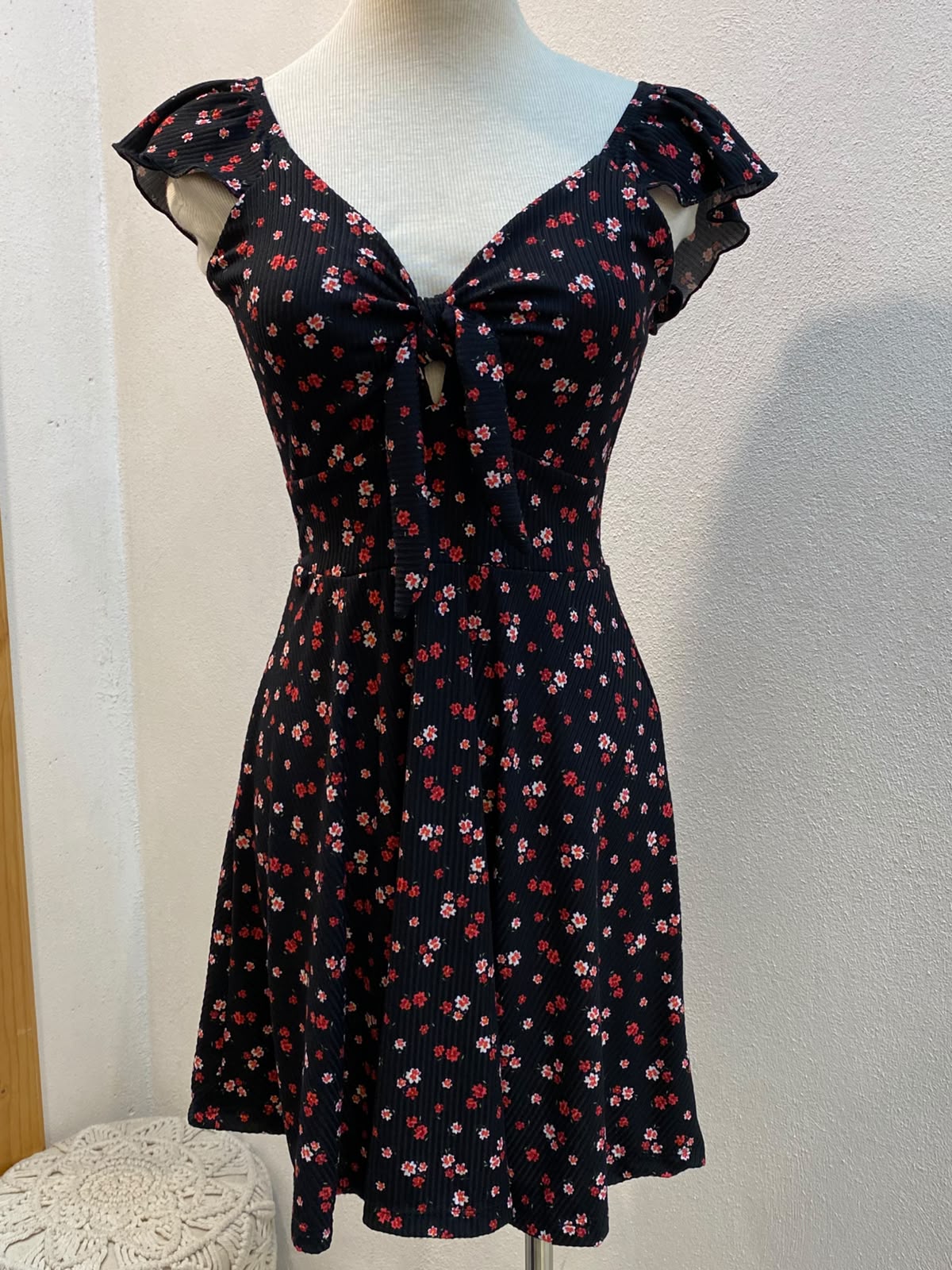 00401 Vestido Sabrina negro con flores rojas