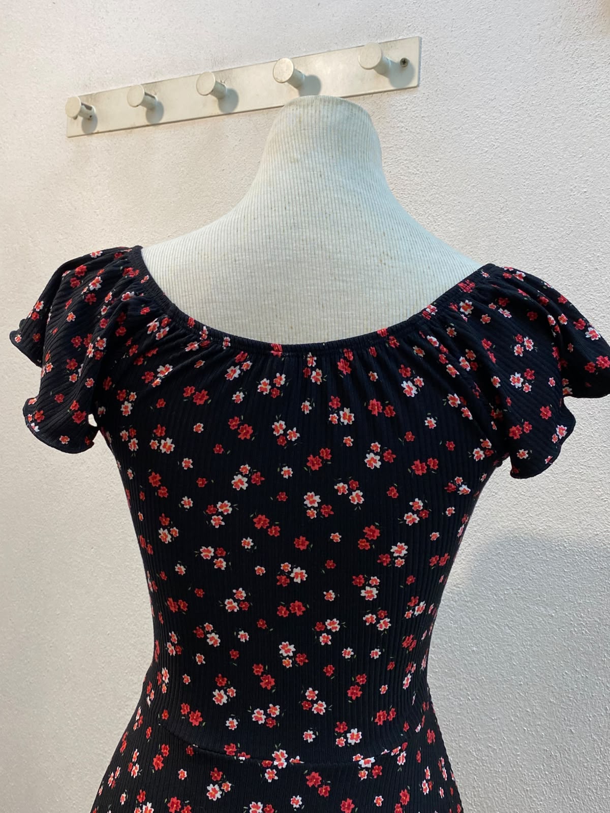 00401 Vestido Sabrina negro con flores rojas