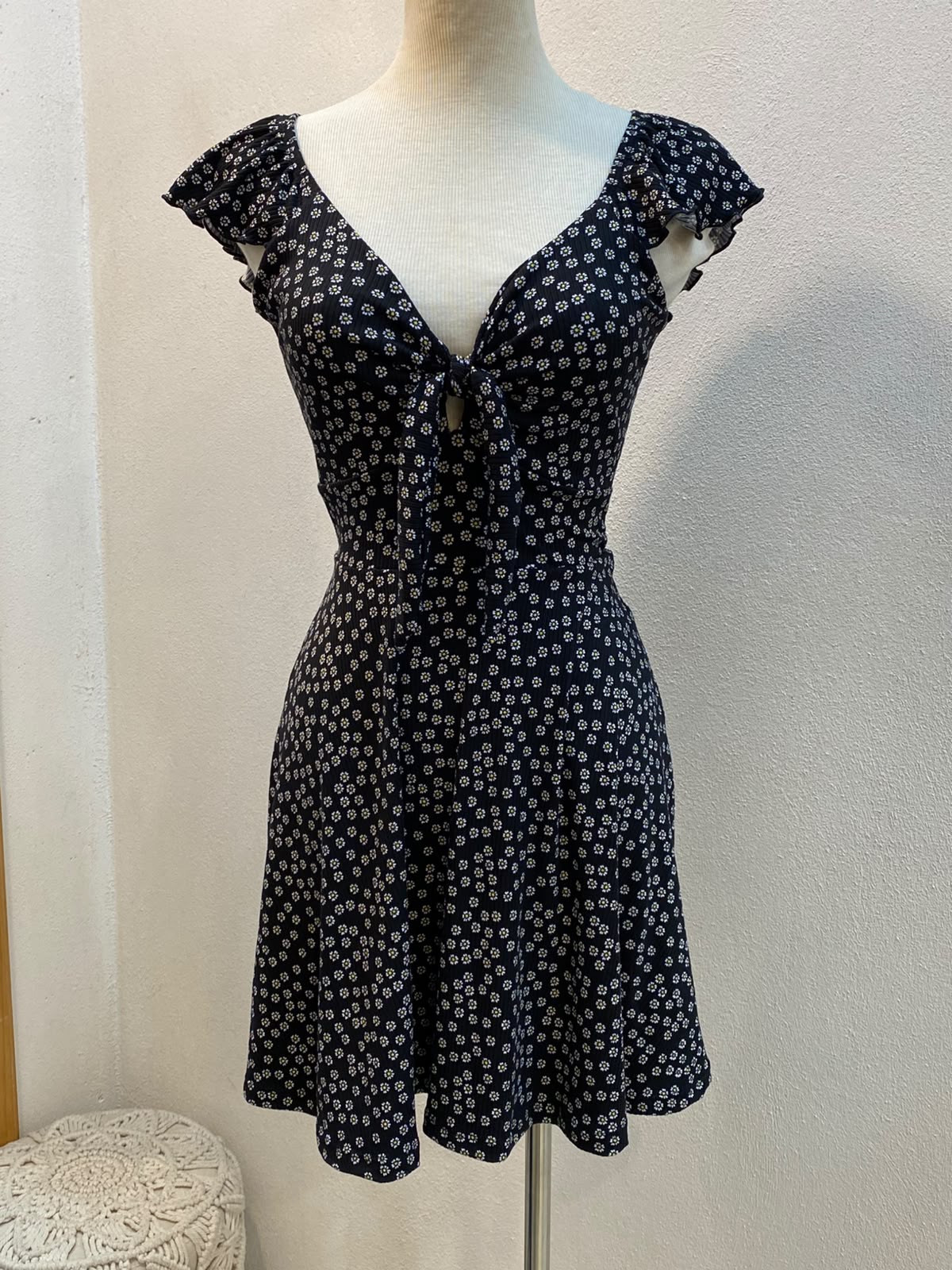 00401 Vestido Sabrina negro con flores amarillas